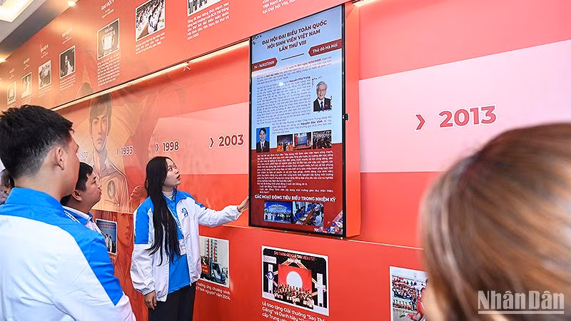 Tại khu vực "Bức tường lịch sử", các đại biểu có thể dịch chuyển màn hình để được cung cấp các thông tin tương ứng với mỗi giai đoạn phát triển của Hội Sinh viên Việt Nam.