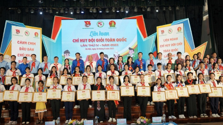 Đại diện lãnh đạo các bộ, ban, ngành, đoàn thể và các đại biểu tại buổi lễ. 