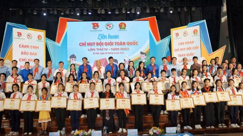 Đại diện lãnh đạo các bộ, ban, ngành, đoàn thể và các đại biểu tại buổi lễ. 