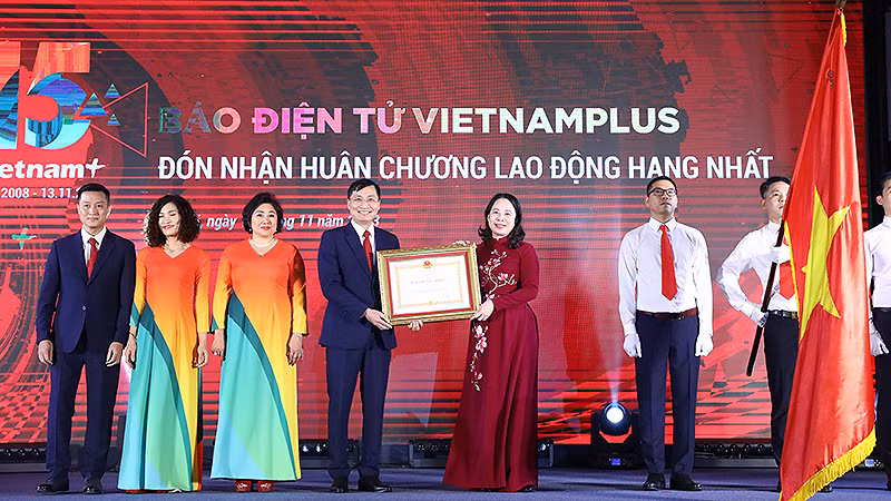 Phó Chủ tịch nước Võ Thị Ánh Xuân thay mặt Đảng, Nhà nước trao Huân chương Lao động hạng Nhất tặng Báo Điện tử VietnamPlus tại buổi lễ.