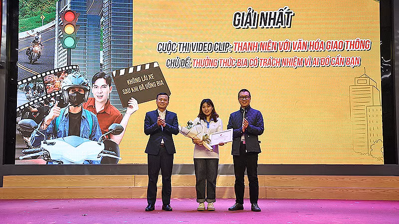 Đại diện nhóm tác giả Câu lạc bộ Kỹ năng quản trị và Khởi nghiệp sáng tạo (Trường Đại học Kinh tế Kỹ thuật Công nghiệp) nhận giải nhất từ ban tổ chức.