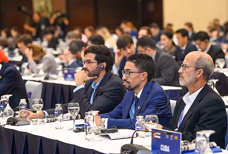 Đại biểu nghị sĩ trẻ các nước theo dõi báo cáo Tọa đàm.