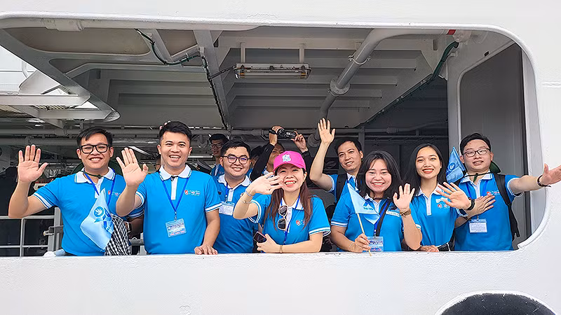 Các thành viên đoàn đại biểu thành phố Hà Nội trước giờ lên đường.