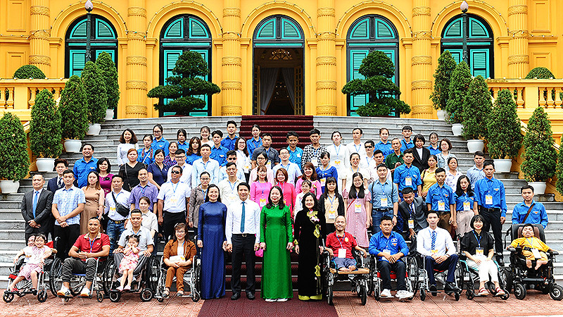Phó Chủ tịch nước Võ Thị Ánh Xuân cùng đại diện các bộ, ngành và đại biểu chương trình "Tỏa sáng nghị lực Việt" năm 2022.
