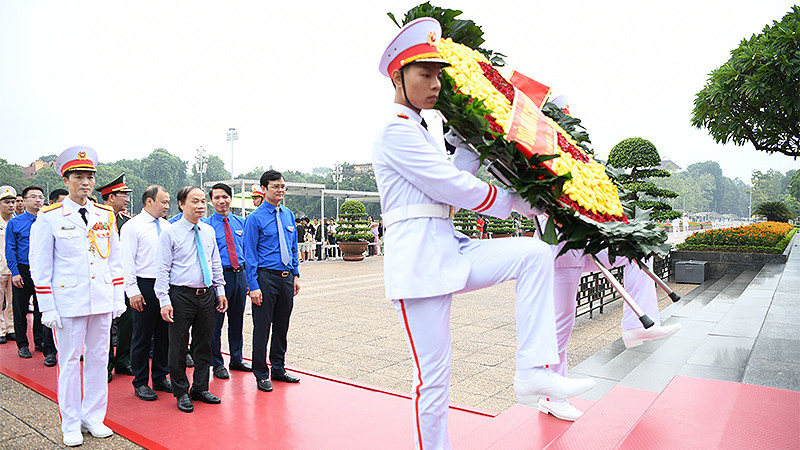 Đoàn đại biểu Đại hội Thanh niên tiên tiến làm theo lời Bác lần thứ VII - năm 2023 vào Lăng viếng Bác.