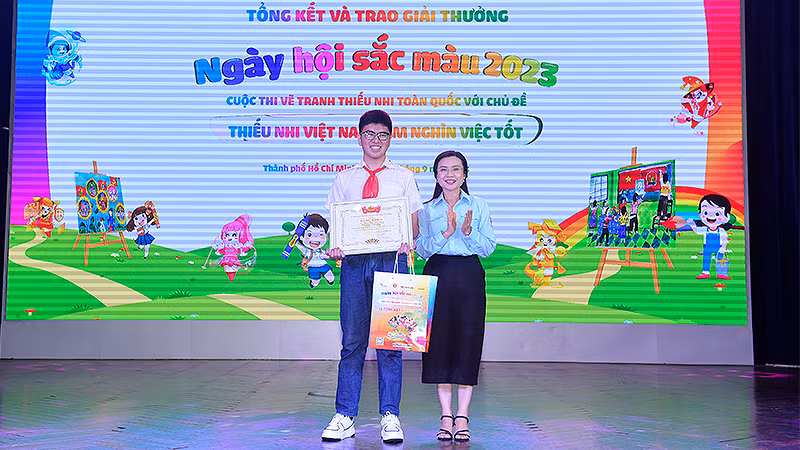 Bí thư Trung ương Đoàn Thanh niên Cộng sản Hồ Chí Minh, Chủ tịch Hội đồng Đội Trung ương Nguyễn Phạm Duy Trang trao giải đặc biệt tặng thí sinh Đặng Hà Duy Anh (bên trái).