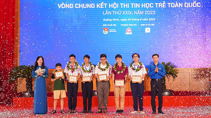 Bí thư Trung ương Đoàn, Chủ tịch Hội Sinh viên Việt Nam Nguyễn Minh Triết (ngoài cùng bên phải) trao Huy hiệu "Tuổi trẻ sáng tạo" tặng 6 thí sinh giành giải Nhất Hội thi Tin học trẻ toàn quốc lần thứ 29, năm 2023.