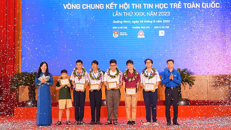 Bí thư Trung ương Đoàn, Chủ tịch Hội Sinh viên Việt Nam Nguyễn Minh Triết (ngoài cùng bên phải) trao Huy hiệu "Tuổi trẻ sáng tạo" tặng 6 thí sinh giành giải Nhất Hội thi Tin học trẻ toàn quốc lần thứ 29, năm 2023.