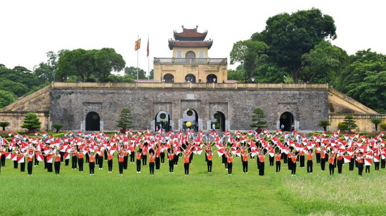 Màn đồng diễn Semaphore của các đại biểu Liên hoan tại Khu di tích Hoàng Thành Thăng Long. 