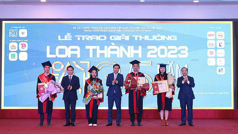 Đại diện lãnh đạo các bộ, ngành, đơn vị trao giải Nhất Giải thưởng Loa Thành năm 2023 tặng 4 sinh viên xuất sắc. 