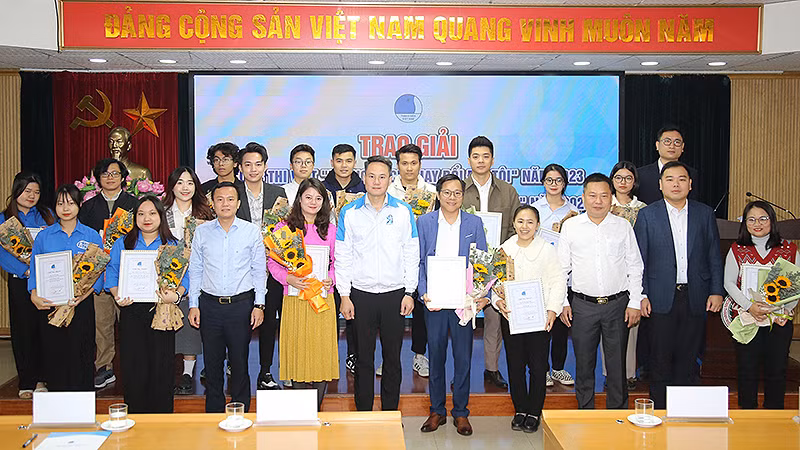 Phó Chủ tịch Thường trực Hội Liên hiệp Thanh niên Việt Nam Nguyễn Kim Quy (thứ 6 từ phải sang) và đại diện đơn vị liên quan trao phần thưởng tặng các cá nhân giành giải tại buổi lễ.
