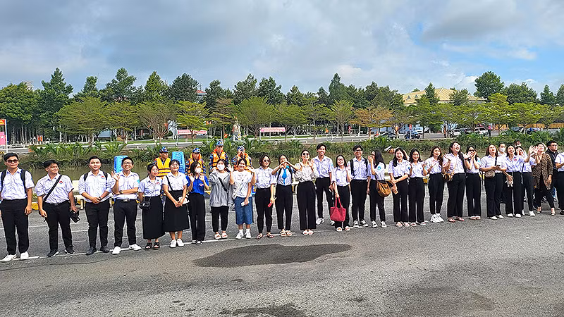 Sinh viên Thành phố Hồ Chí Minh đến tiễn đoàn hành trình tại cảng Cát Lái.