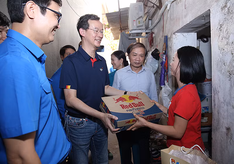 CEO Tập đoàn TCP (Thái Lan) Saravoot Yoovidhya cùng đại diện các ban, bộ, ngành, đoàn thể đến khu nhà trọ để trao quà tặng thanh niên công nhân hoàn cảnh khó khăn.