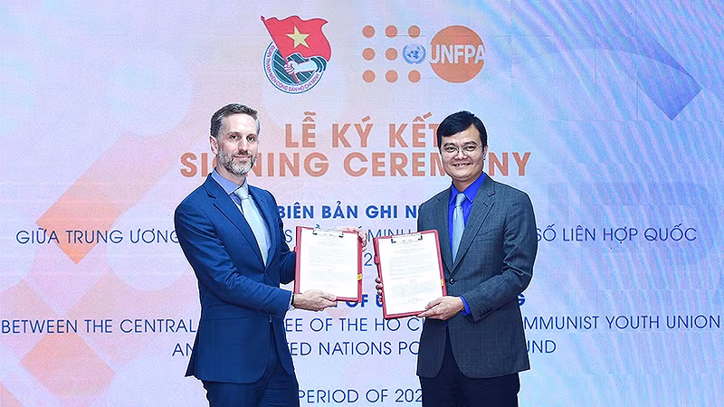 Từ phải qua: đồng chí Bùi Quang Huy và ông Matt Jackson trao Biên bản ghi nhớ hợp tác giữa Trung ương Đoàn và UNFPA tại Việt Nam giai đoạn 2023-2026.