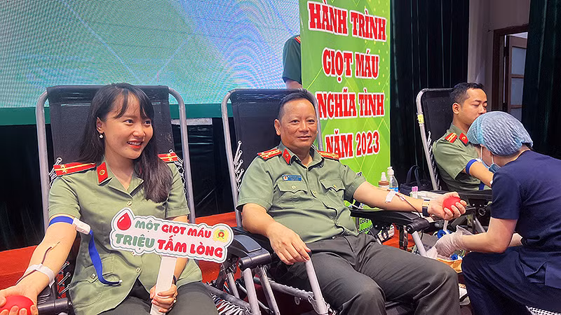 Đại tá Phạm Thanh Hùng, Phó Giám đốc Công an thành phố Hà Nội (ở giữa) tham gia hiến máu tình nguyện trong khuôn khổ Lễ phát động Hành trình.