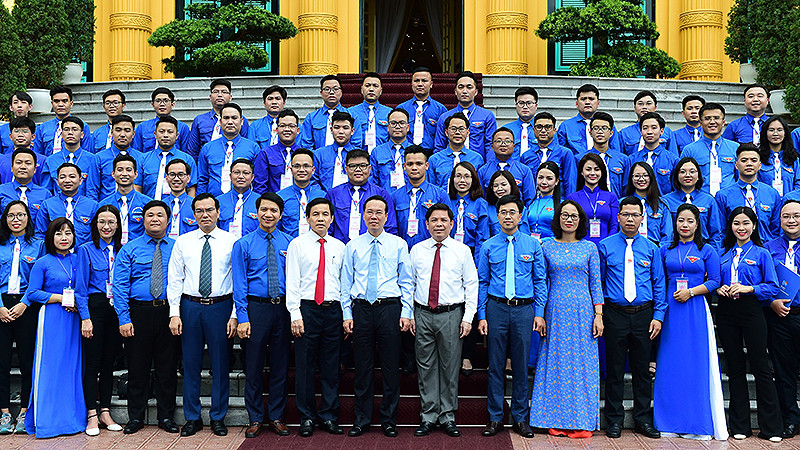 Chủ tịch nước Võ Văn Thưởng cùng đại diện lãnh đạo Trung ương Đoàn, Đảng ủy, Đoàn thanh niên Khối các cơ quan Trung ương và các đại biểu dự Liên hoan.