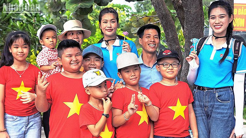 Hoa hậu Việt Nam 2020 Đỗ Thị Hà và Hoa hậu Hòa bình Việt Nam 2022 Đoàn Thiên Ân hào hứng bên thiếu nhi xã đảo Song Tử Tây.