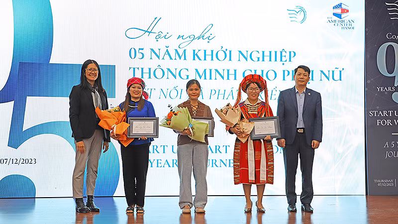 Ban Tổ chức trao các giải thưởng tặng những học viên tiêu biểu của Dự án tại Hội nghị.