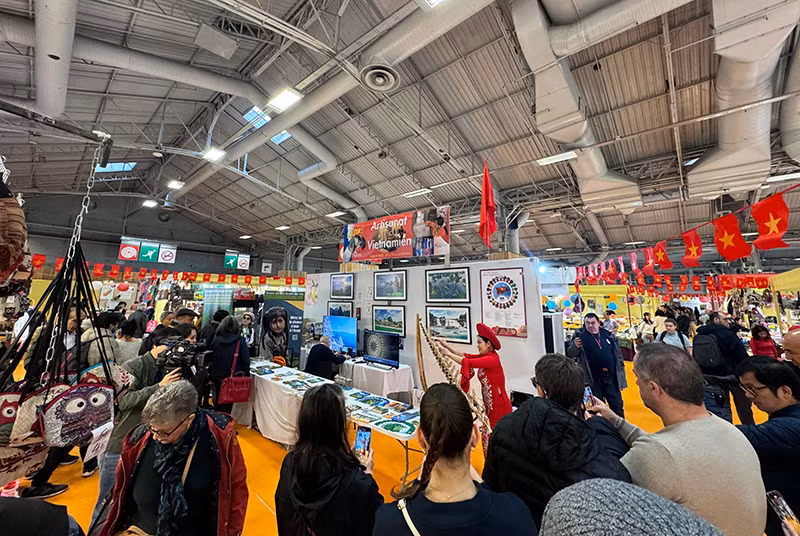 Tiếng đàn T'rung thánh thót do nghệ sĩ Thanh Ngọc biểu diễn khiến nhiều khách thăm quan phải dừng chân xem say sưa. Ảnh: MINH DUY