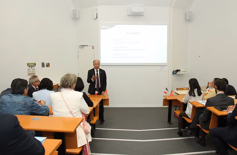 Đại sứ Đinh Toàn Thắng đánh giá cao việc giảng dạy tiếng Việt tại CLEFF, góp phần tăng cường trao đổi ngôn ngữ và thúc đẩy hợp tác giữa hai nước. (Ảnh: Minh Duy)