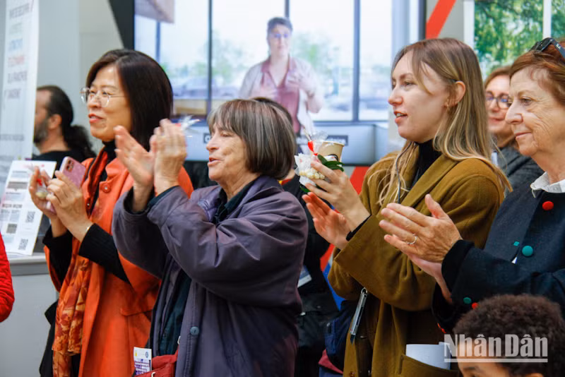 Khách tham quan dành những tràng pháo tay không ngớt cho các tiết mục biểu diễn văn hóa đặc sắc của Việt Nam. (Ảnh: MINH DUY)