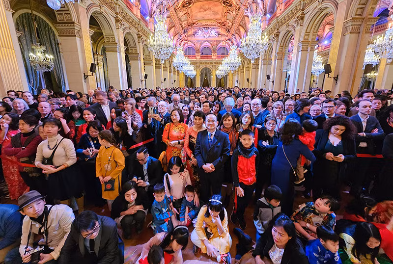 Các thế hệ người Việt tại Pháp cùng bạn bè quốc tế tham dự Tết cổ truyền của Việt Nam. Ảnh: Minh Duy.