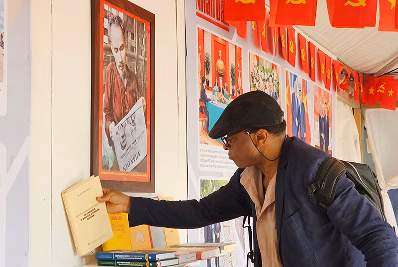 Các nhà nghiên cứu và bạn bè quốc tế rất quan tâm và đánh giá cao những cuốn sách của Tổng Bí thư Nguyễn Phú Trọng, trong đó có cuốn sách "Một số vấn đề lý luận và thực tiễn về chủ nghĩa xã hội và con đường đi lên chủ nghĩa xã hội ở Việt Nam", tại gian trưng bày do Báo Nhân Dân tổ chức ở Hội báo Nhân đạo (Pháp) tháng 9/2023. (Ảnh: KHẢI HOÀN)