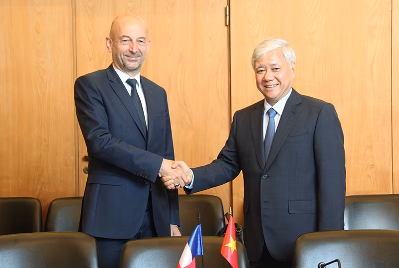 Chủ tịch Hội đồng Kinh tế, Xã hội và Môi trường (CESE) Thierry Beaudet đánh giá cao chuyến thăm và làm việc tại Pháp của đồng chí Đỗ Văn Chiến và Đoàn đại biểu Đảng ta. (Ảnh: KHẢI HOÀN)