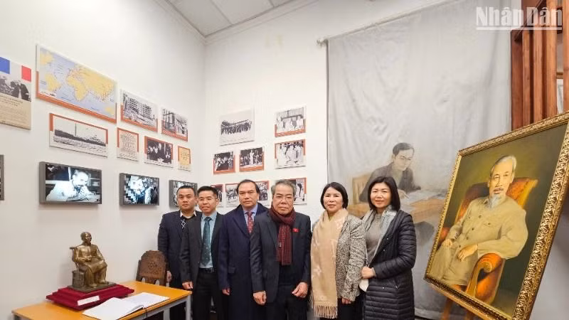 Đoàn Ban Dân nguyện thăm Không gian Hồ Chí Minh trong Bảo tàng Lịch sử sống. (Ảnh: MINH DUY)