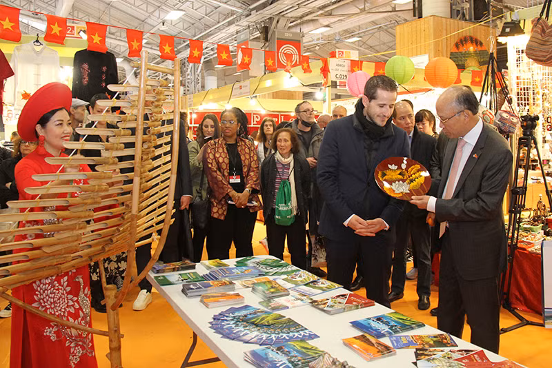 Đại sứ Đinh Toàn Thắng và ông Steven Abajoli, Giám đốc Hội chợ Paris, tới thăm các gian hàng Việt Nam. Ban tổ chức Hội chợ Paris 2024 và khách thăm quan đánh giá cao công tác chuẩn bị của các gian hàng Việt Nam. Ảnh: KHẢI HOÀN