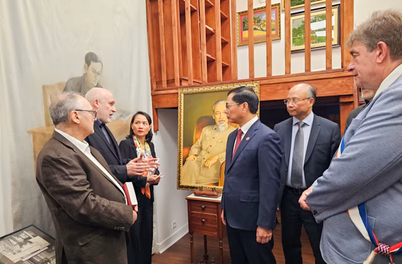 Bộ trưởng Bùi Thanh Sơn thăm Không gian Hồ Chí Minh trong Bảo tàng Lịch sử sống. Ảnh: Minh Duy.