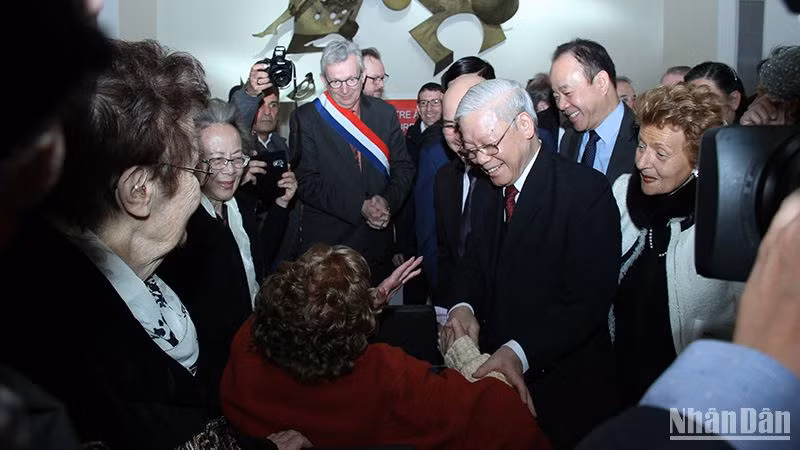Tổng Bí thư Nguyễn Phú Trọng ân cần thăm hỏi bà Raymonde Dien, chiến sĩ vì hòa bình cho Việt Nam, tại cuộc gặp gỡ với những người bạn Pháp thân thiết và tiêu biểu cho mối quan hệ hữu nghị truyền thống giữa hai dân tộc Việt Nam và Pháp ở thành phố Choisy-le-Roi ngày 26/3/2018. (ẢNH: KHẢI HOÀN) 