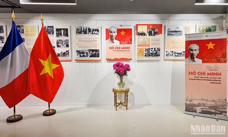 Gần 200 hình ảnh tư liệu được trưng bày tại Paris để bày tỏ lòng biết ơn vô hạn đối với công lao trời biển của Chủ tịch Hồ Chí Minh. Ảnh; Minh Duy.