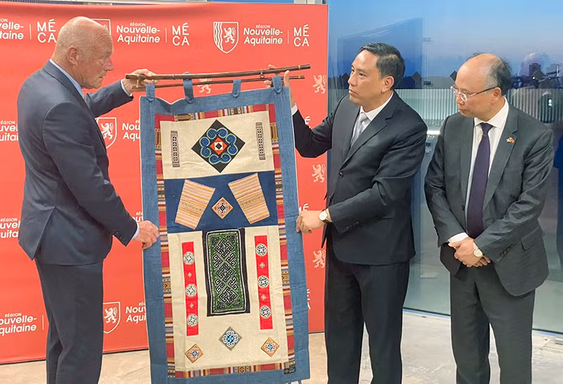 Phó Bí thư Tỉnh ủy Hoàng Giang tặng quà lưu niệm cho ông Alain Rousset, Chủ tịch Hội đồng vùng Nouvelle Aquitaine tại Lễ kỷ niệm 20 năm hợp tác Lào Cai-Nouvelle Aquitaine được tổ chức tại Bordeaux, thủ phủ của vùng Nouvelle Aquitaine. Ảnh: Minh Duy.