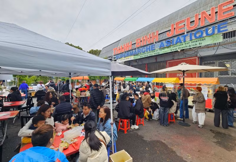 Các gia đình Việt kiều và bạn bè Pháp đến ủng hộ, thể hiện tình đoàn kết với nhân dân ở vùng bị bão lũ. (Ảnh: MINH DUY)