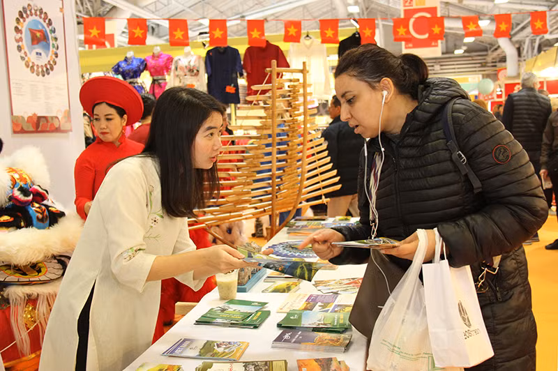 Chị Việt Hà, Trung tâm Văn hóa Việt Nam tại Pháp, giới thiệu những điểm đến hấp dẫn ở Việt Nam. Ảnh: KHẢI HOÀN