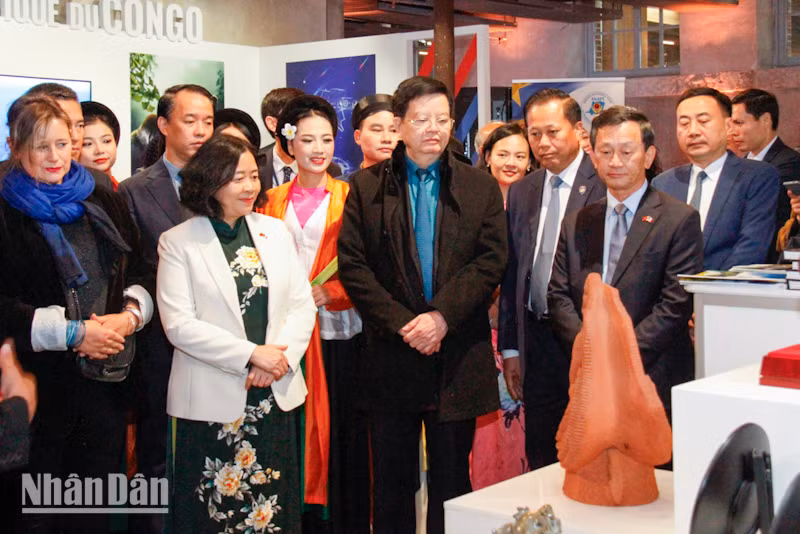 Ủy viên Bộ Chính trị Bùi Thị Minh Hoài, Bí thư Thành ủy Hà Nội tới thăm Không gian văn hóa Việt Nam tại Làng Pháp ngữ ở Paris. (Ảnh: KHẢI HOÀN)