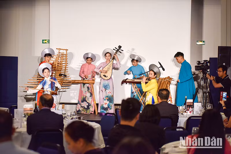 Các tiết mục văn hóa nghệ thuật đặc sắc của Việt Nam do các nghệ sĩ Đoàn Nhà hát Ca, Múa, Nhạc Việt Nam trình diễn. (Ảnh: KHẢI HOÀN)
