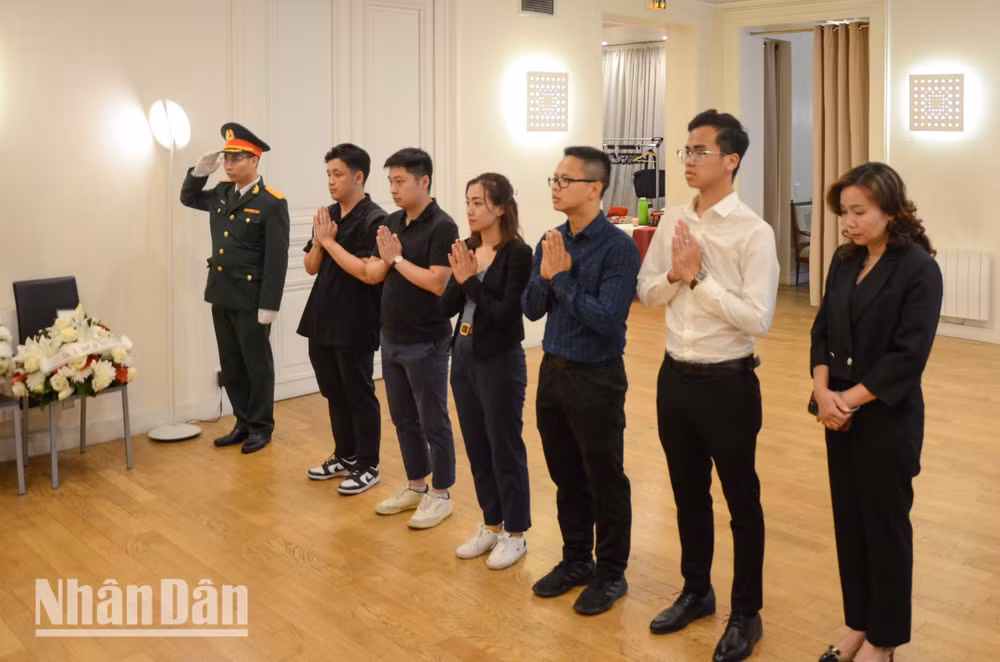 Đông đảo kiều bào đến viếng, bày tỏ niềm tiếc thương Tổng Bí thư Nguyễn Phú Trọng. (Ảnh: MINH DUY)