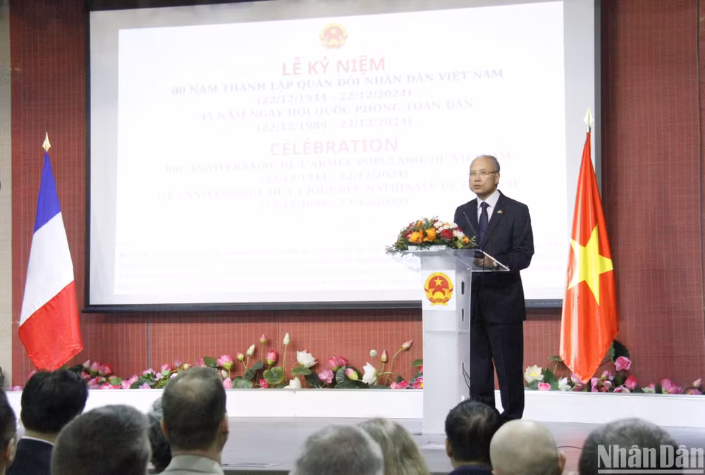 Đại sứ Đinh Toàn Thắng nhấn mạnh: Kỷ niệm 80 năm thành lập Quân đội nhân dân Việt Nam cũng như các ngày lễ trọng đại khác là dịp để Việt Nam đề cao những giá trị của một đất nước sống hòa bình, hợp tác chặt chẽ với mọi thành viên của cộng đồng quốc tế, đồng thời đóng góp toàn diện cho hợp tác, phát triển và sự hiểu biết lẫn nhau trên toàn thế giới. (Ảnh: KHẢI HOÀN)