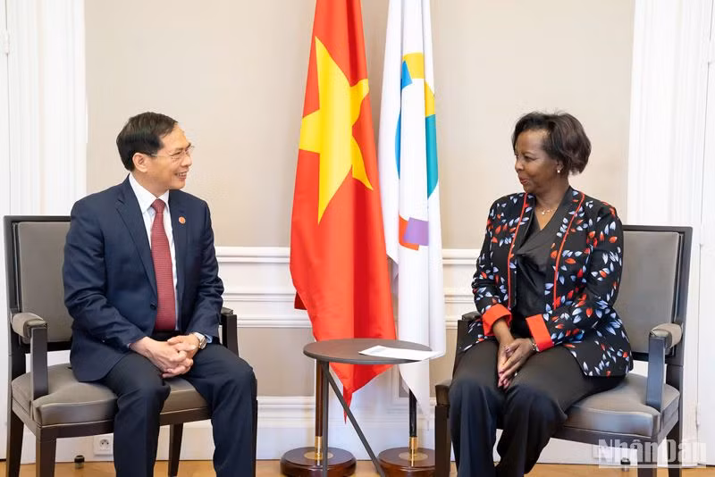 Tổng Thư ký Louise Mushikiwabo chào mừng Bộ trưởng Ngoại giao Bùi Thanh Sơn tới thăm và làm việc tại trụ sở OIF. 