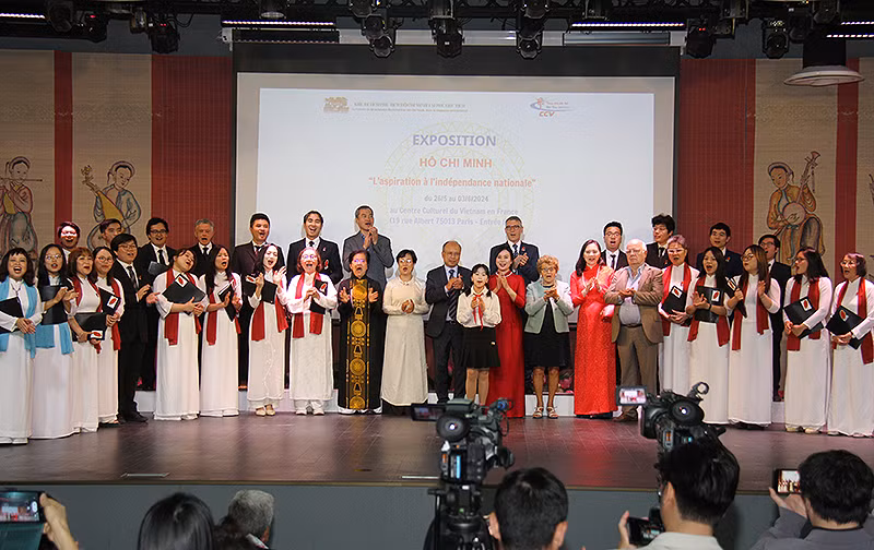 Các thế hệ người Việt cùng bạn bè Pháp và quốc tế cùng hát vang bài "Như có Bác Hồ trong ngày vui đại thắng". Ảnh: Khải Hoàn.