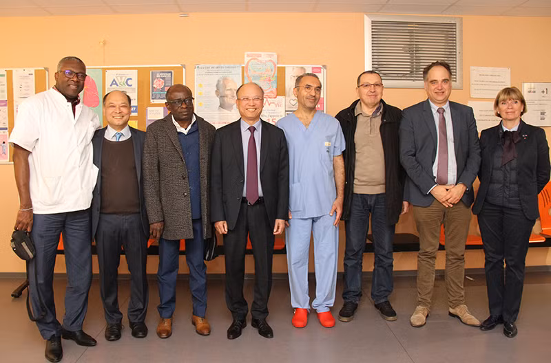 Trao đổi với Đại sứ Đinh Toàn Thắng, lãnh đạo và bác sĩ tại Bệnh viện Pierre Bérégovoy đánh giá cao ý nghĩa của hợp tác y tế cũng như khả năng của các bác sĩ Việt Nam. (Ảnh: Khải Hoàn)