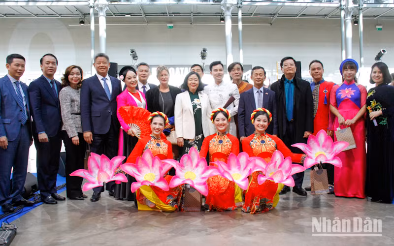 Văn hóa Việt Nam hút khách tại Làng Pháp ngữ ở Paris