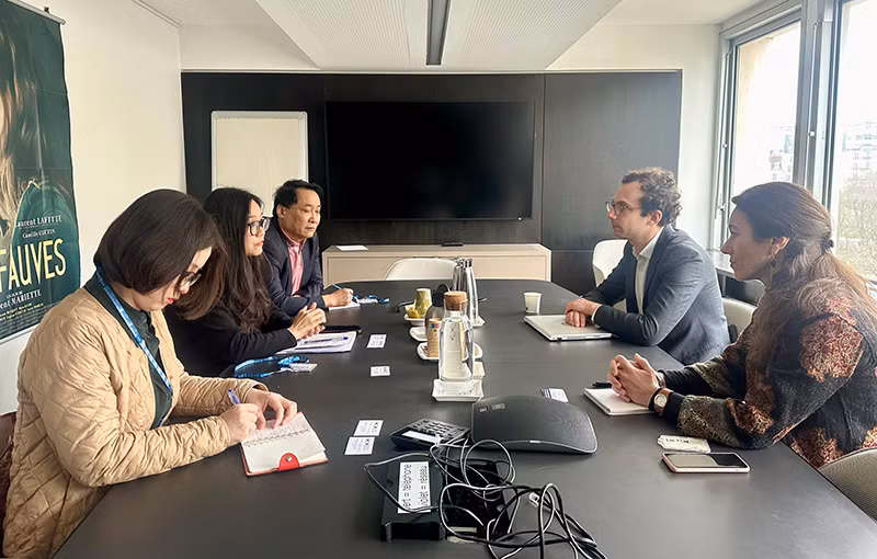 Tham dự buổi làm việc có NSƯT Tăng Thanh Sơn, Phó Giám đốc phụ trách Trung tâm Văn hóa Việt Nam tại Pháp.