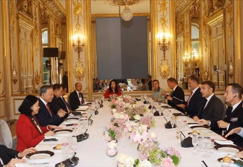 Tổng Bí thư, Chủ tịch nước Tô Lâm hội đàm với Tổng thống Pháp Emmanuel Macron. (Ảnh: Trí Dũng/TTXVN)