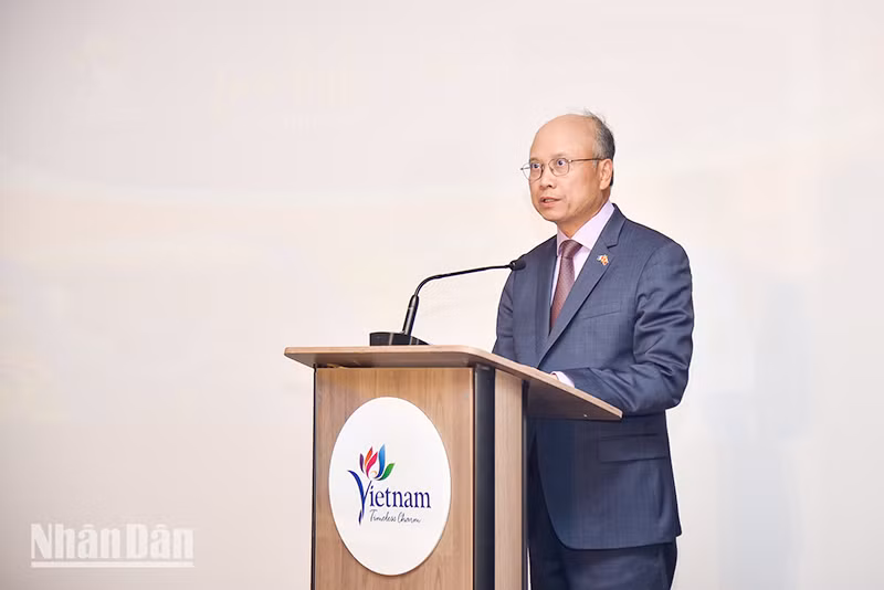 Đại sứ Việt Nam tại Pháp Đinh Toàn Thắng nhấn mạnh, sự kiện này sẽ giúp Việt Nam ngày càng được biết tới nhiều hơn trong giới du lịch tại nước ngoài và thu hút được nhiều du khách tới Việt Nam hơn, để Việt Nam trở thành điểm đến của nhiều loại hình du lịch không chỉ trong khu vực mà còn trên thế giới. (Ảnh: KHẢI HOÀN)