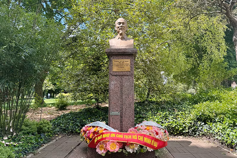 Những bông hoa tươi thắm dâng lên Chủ tịch Hồ Chí Minh nhân dịp kỷ niệm 134 năm Ngày sinh của Người. (Ảnh: Khải Hoàn)