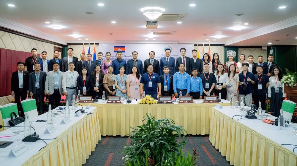 Các đại biểu cùng nhà báo, phóng viên các nước Đông Nam Á và Trung Quốc chụp ảnh lưu niệm.