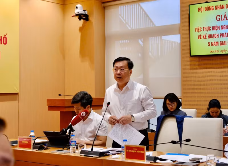 Giám đốc Sở Xây dựng Võ Nguyên Phong báo cáo các nội dung Đoàn giám sát quan tâm.